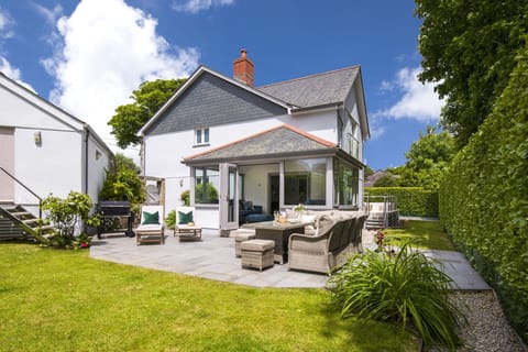 Bryher Garden luxury holiday home with hot tub sauna and steam room Mousehole Cornwall