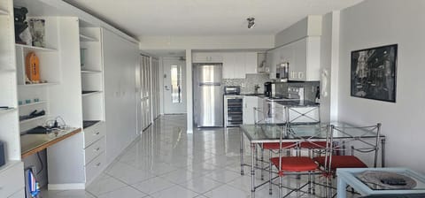 Bright and quiet love nest 2 minutes away from the beach.