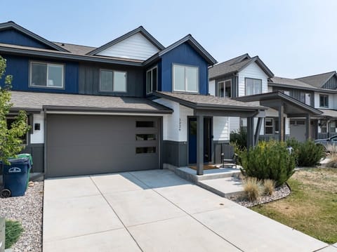 Arrive in comfort at this inviting Bozeman townhouse.