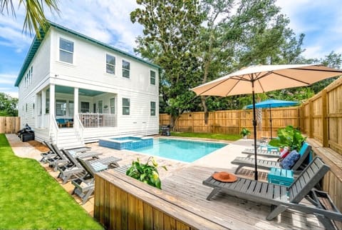 Clear Sky: Luxury 8BR retreat sleeps up to 24 in Crystal Beach. Features 2 living rooms, heated pool and hot tub, covered outdoor deck with bar/TV, & FREE 6-seater golf cart for short to James Lee Beach. The ultimate Emerald Coast vacation starts here!