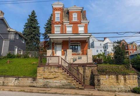 Welcome to your Mount Washington home, a spacious 4-bedroom retreat with easy access to Pittsburgh’s top sights and attractions.