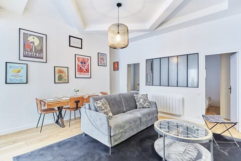 Salon avec table pour diner