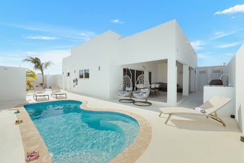 Your own private pool, sunny loungers, and a cozy shaded patio—everything you need for a relaxing getaway. ☀️🏝️