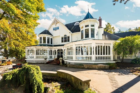 Beautiful Red Pine Point Estate Lake Side 