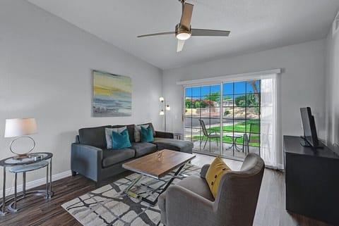 LIVING ROOM - Oranj Palm Vacation Homes.jpg