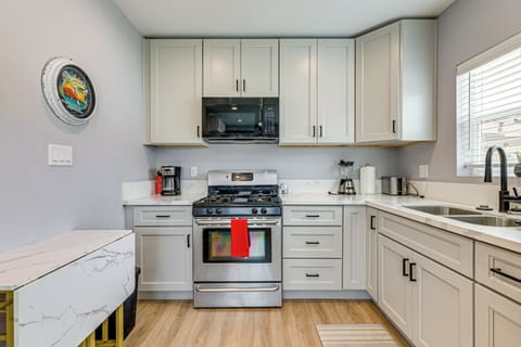 Compton Vacation Rental | 1BR | 1BA | 400 Sq Ft