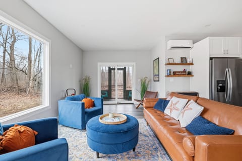 Living room to the screened in porch. 