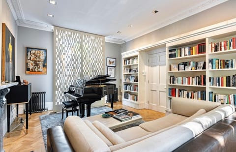 A beautifully designed private library offering a peaceful retreat for reading, working or unwinding. Elegant furnishings, refined décor and a magnificent grand piano give this distinctive room a sophisticated sense of character.