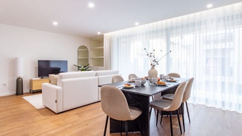 Gather around the stylish dining table for memorable meals, then sink into the plush sofa for an evening of relaxation and entertainment. This open-plan space is perfect for connecting with loved ones and unwinding after a day of adventures.
#DiningLiving