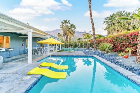 K0616 - Pool and Mountain View