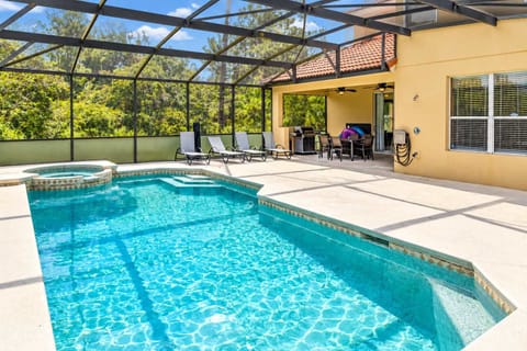 ropical screen-enclosed private pool and spa with lounge seating