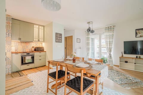 Kitchen with Dining Table | Book now with Rentujemy