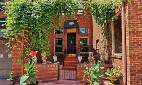 MIni-Mansion Entry