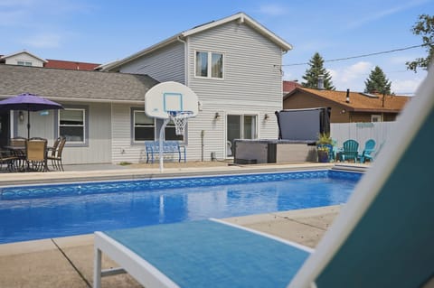 Come here with the whole crew and live outside all weekend!