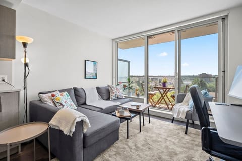 Living Room Retreat: Stylish space with sweeping views and inviting seating for relaxation!