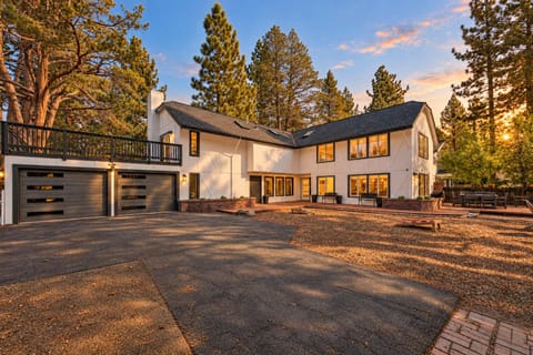 Welcome to The Junction, a spacious six-bedroom Tahoe home designed for large families and groups, with plenty of room to gather, relax, and enjoy the mountains together.