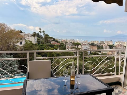 Un verre au coucher du jour sur cette terrasse chic, face à la mer et à la ville. Entre piscine en contrebas et horizon dégagé, tout invite à profiter d’un moment paisible au grand air.