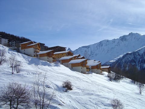 South-facing chalets with direct access to the Paradiski ski area.