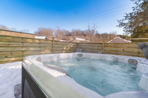 Hot Tub / whirlpool bath (Outdoor)