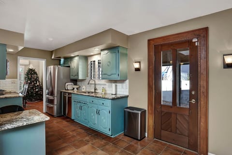Nice sized kitchen with ALL new appliances.