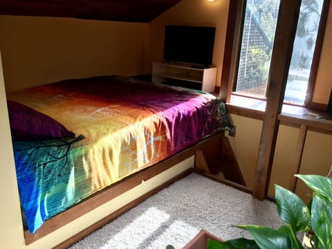 The loft bedroom has brand new carpeting, bedding and a 32" Samsung smartTV