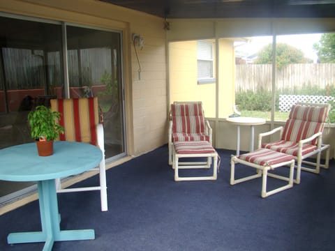 Large lanai with plenty of seating for everyone.