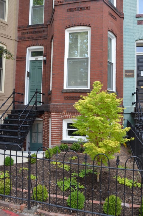1890 Victorian on Capitol Hill at Eastern Market-Garden Suite