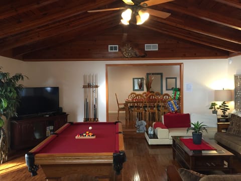 1880SQFT open space, high ceiling, central AC, Direct TV on HDMI, Sweet Home!