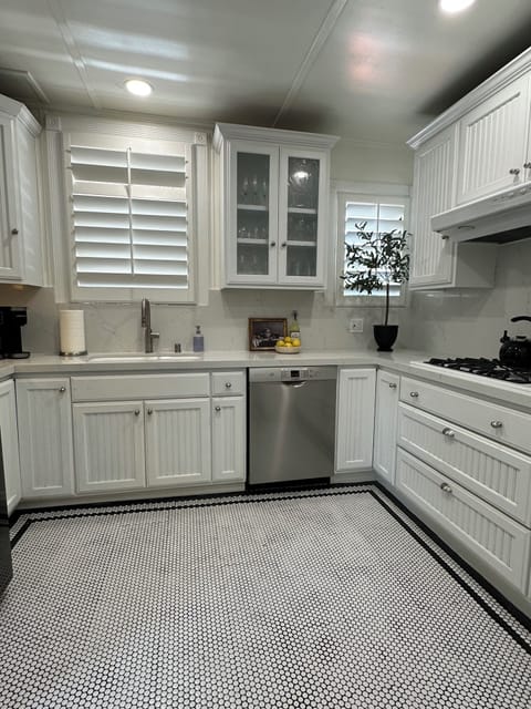 Prepare your gourmet recipes in the well-equipped kitchen.