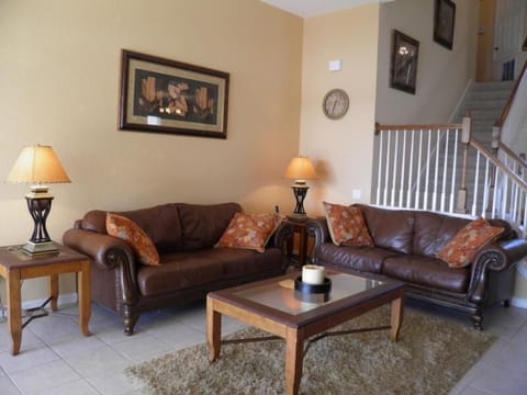 Great lake and pool views - Living room
