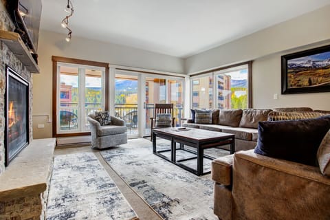 Relax with family and friend and enjoy  balcony views of ski area and ski school