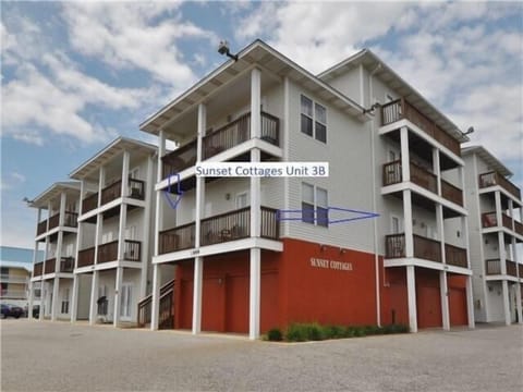 Okaloosa Island not as crowded as Destin. With no streets to cross😎🐬🐠