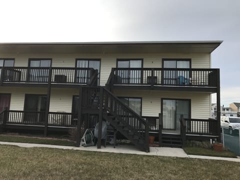 Quiet top floor end unit