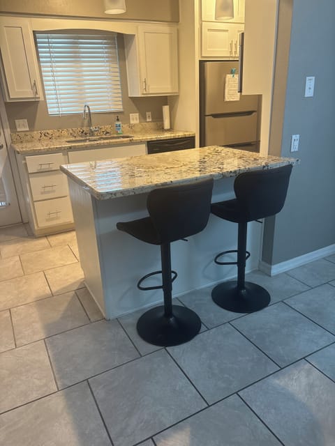 Peninsula great for food preparation