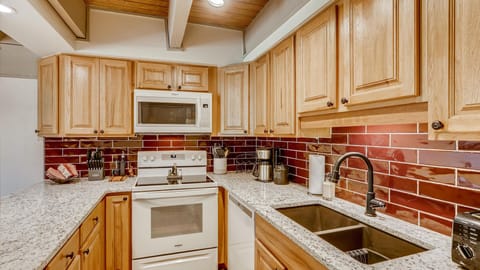 Newly remodeled, Well stocked kitchen.