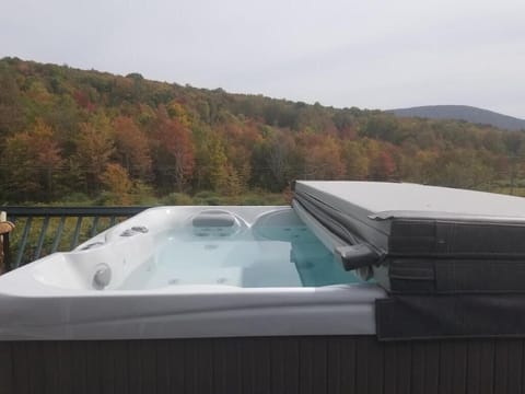 New 2020 HotSprings Hot tub (6 person)