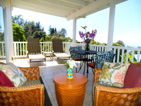 Breakfast on the spacious lanai