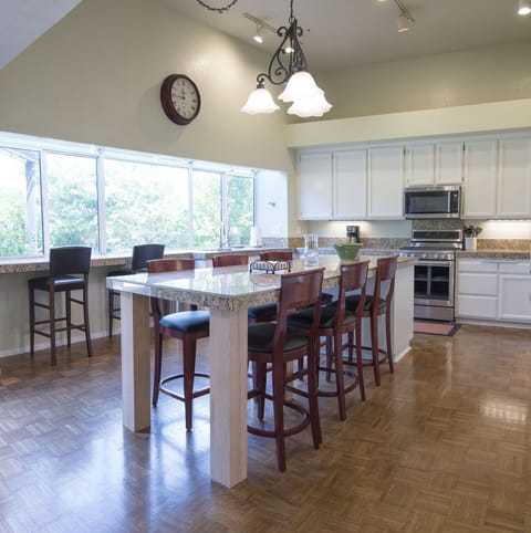 Fully Equipped Kitchen Redone in 2018.