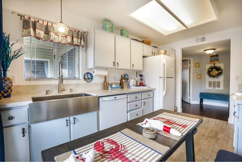 Kitchen, farmhouse sink, fully equipped with everything you may need!
