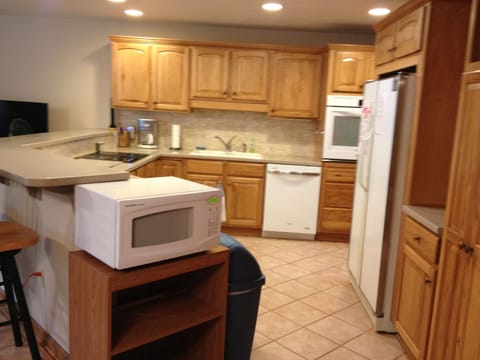 Fully equipped kitchen with convection oven, microwave, electric & glass cooktop