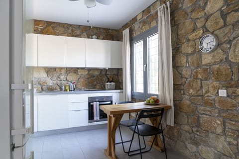 White lacquered Italian kitchen with superb quality integrated appliances. 