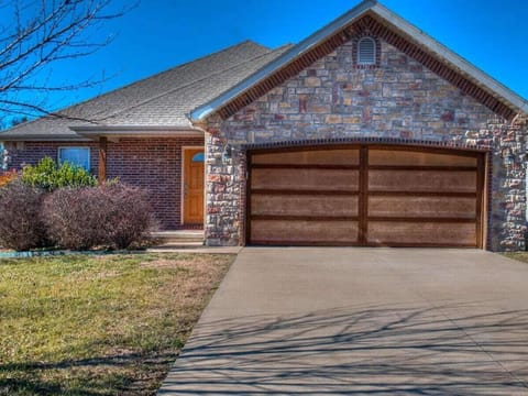 in Town w/ Garage - Excellent Family Place 
