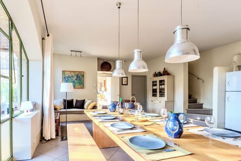 A 2,50 m long table sitting comfortably up to 10 people