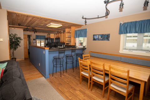 Kitchen & dining room