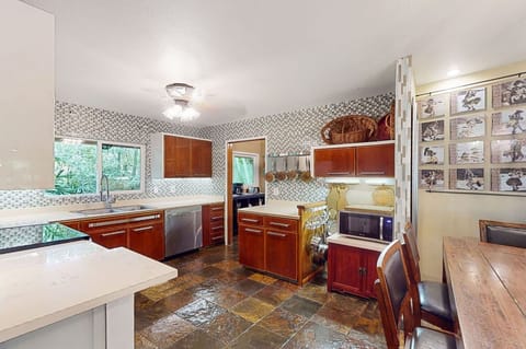 Fully equipped gourmet  kitchen