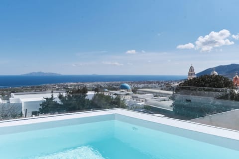 Jacuzzi and sea view at the back yard