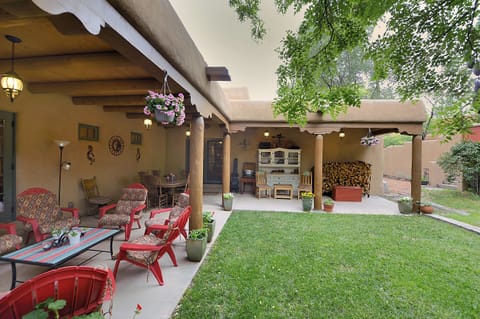 Front yard, dining table, and lots of seating, next to Palace Ave.