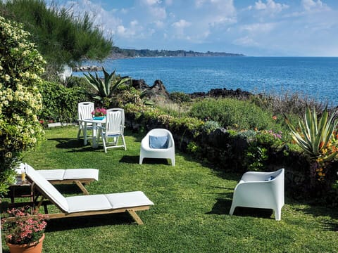 Private garden bordering the lava rocks and the sea