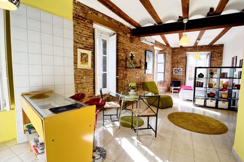 Charming period luminous studio within unique typical Valenciano building.  