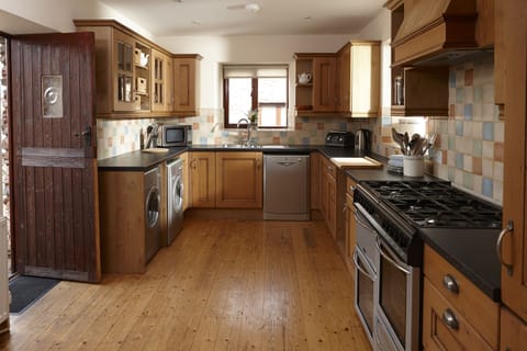 Spacious Kitchen with double oven, fridge/freezer, dishwasher, washing machine